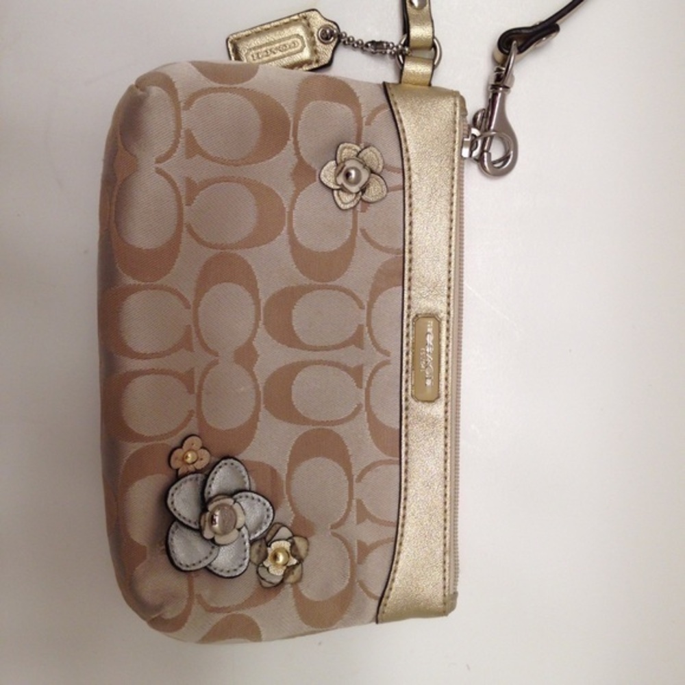 Coach gold sig c floral appliqué wristlet wallet